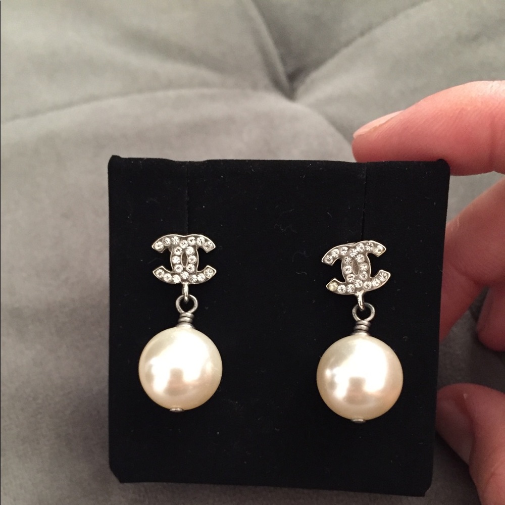 Authentic Chanel earring with pearl and crystal